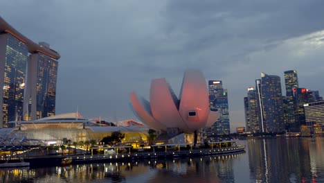 Singapur-Marina-Bay-En-La-Noche-Tiro-Inclinado-Paisaje-Urbano-Helix-Bridge