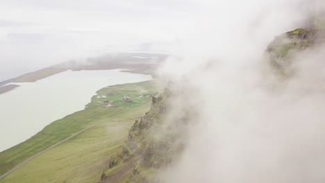 Eine-Drohnenaufnahme,-Die-Eine-Landschaft-Aus-Den-Wolken-Zeigt