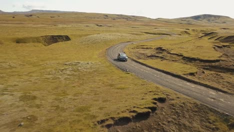 Eine-Folgeaufnahme-Eines-Autos-Oben-In-Island
