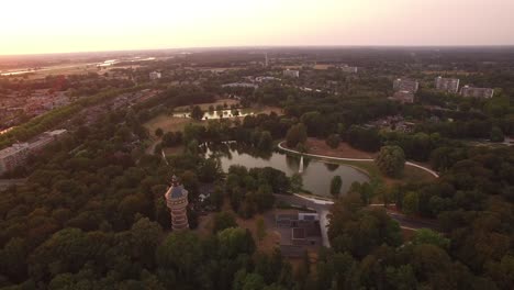 Ein-Langsames-Anheben-Und-Enthüllen-Des-Wasserturms-Und-Der-Umliegenden-Gebiete