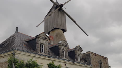 Altes-Vintage-Bauernhaus-Und-Windmühle-In-Der-Französischen-Landschaft