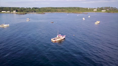 Luftaufnahme-über-Kommerziellen-Fischerei--Und-Hummerbooten-In-Den-Blauen-Atlantischen-Gewässern-Vor-Der-Küste-Von-Maine