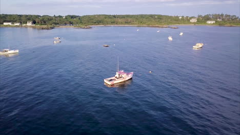 Toma-Aérea-Sobrevolando-La-Pesca-Comercial-Y-Los-Barcos-De-Langosta-En-Las-Aguas-Azules-Del-Atlántico-Frente-A-La-Costa-De-Maine