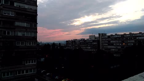 Zeitraffer-Der-Skyline-Der-Stadt-Bei-Sonnenuntergang
