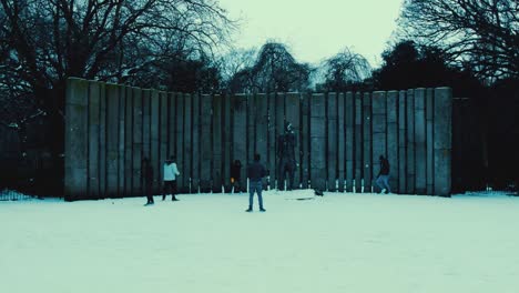 Menschen-Genießen-Den-Schneesturm-Und-Werfen-Schneebälle-In-Einem-Park-Im-Freien