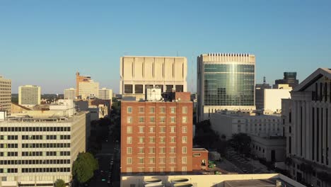 Luftaufnahme,-Die-Vom-Boden-In-Der-Innenstadt-Von-Jacksonville-Aufsteigt-Und-Einige-Gebäude-überblickt