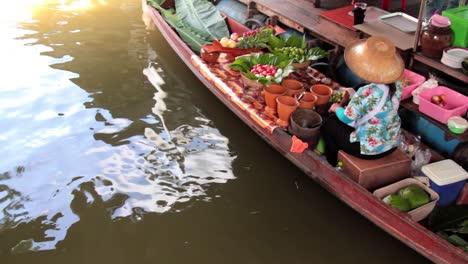 Frau-Bereitet-Thailändisches-Essen-Auf-Ihrem-Boot-Auf-Dem-Thailändischen-Schwimmenden-Markt-Zu
