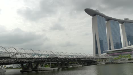 Helix-Bridge-Marina-Bay-Artscience-Museum-Singapur-Schwenkaufnahme-Bewölkter-Tag
