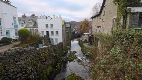 Viel-Befahrene-Straße-Im-Cumbrian-Dorf-Ambleside