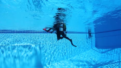 Scuba-divers-training-in-a-pool
