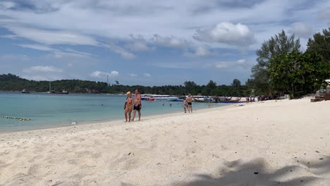 Zeitraffer-Von-Menschen,-Die-Spaß-Haben-Und-Am-Strand-Spazieren-Gehen