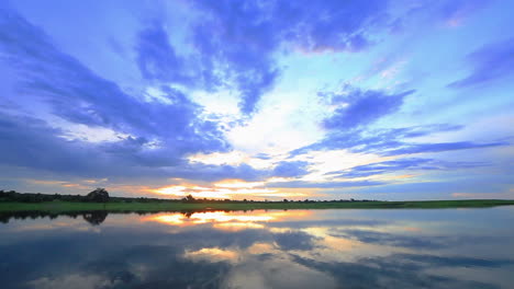 Sonnenuntergang-Mit-Wolkengrauem-Und-Blauem-Himmel-Am-Oberlauf-Des-Chobe-flusses-Im-Sommer