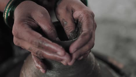 Close-up-of-an-Indian-woman-shaping-clay