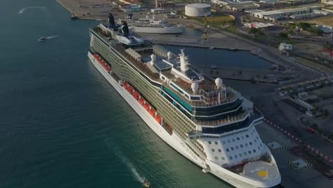 Descripción-Aérea-Del-Gran-Crucero-En-El-Muelle-Con-Pequeños-Barcos-Navegando-En-El-Puerto-Deportivo