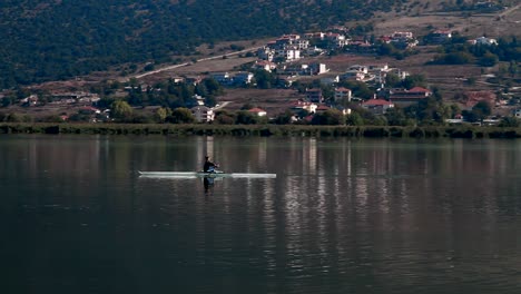 Una-Persona-Está-Remando-En-El-Lago-De-Ioannina-En-Grecia