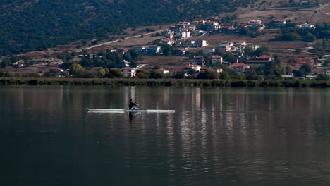 Eine-Person-Rudert-Im-See-Von-Ioannina-In-Griechenland