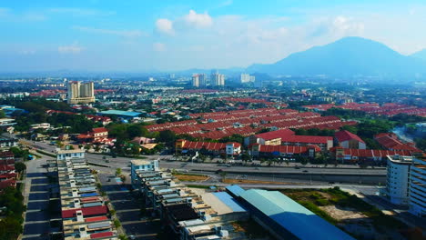 Flächenaufnahmen-Eines-Gebäudes-Auf-Dem-Festland-Von-Penang-In-Malaysia