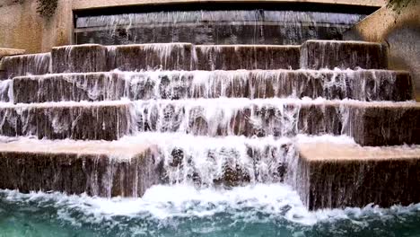 Wunderschöne-Gärten-Und-Tosende-Wasserfälle-Schmücken-Die-Innenstädte-In-Der-Nähe-Des-Riverwalk-Und-Des-Alamo-Plaza-4k30fps