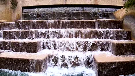 Wunderschöne-Gärten-Und-Wasserfälle-Schmücken-Die-Innenstädte-In-Der-Nähe-Der-Flusspromenade-Und-Des-Alamo-Plaza-4k30fps-Zeitlupe