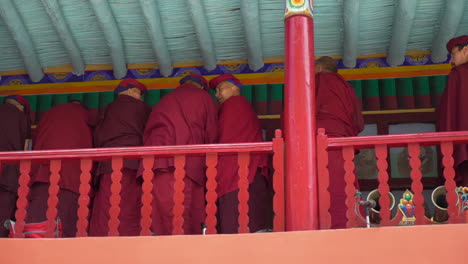 Monje-Budista-De-Pie-En-Vestido-Rojo-En-El-Festival-Hemis-En-El-Monasterio-De-Hemis