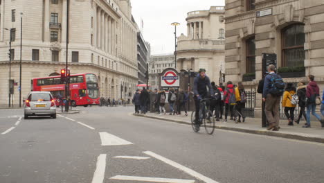 Niños-En-Edad-Escolar-Visitando-El-Distrito-Financiero-De-Londres