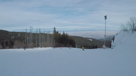 Gente-Practicando-Deportes-De-Invierno,-Esquí-O-Snowboard-En-Una-Montaña-Cubierta-De-Nieve-Blanca