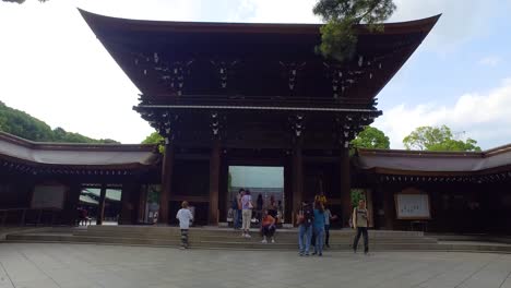 Pov,-Meiji-Shinto-Schreineingang-Zu-Fuß