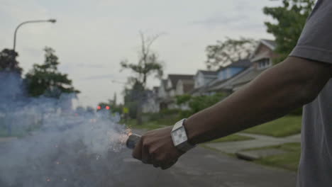 Iluminación-En-Cámara-Lenta-De-Una-Bomba-De-Humo-Azul