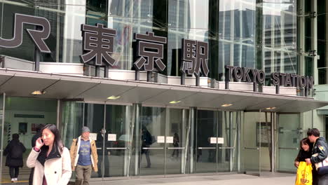 Gente-Y-Oficinista-En-La-Entrada-salida-De-Nihonbashi-De-La-Estación-De-Tokio