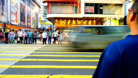 Hongkong-–-Etwa-Menschenmenge,-Die-Während-Der-Hauptverkehrszeit-Die-Straße-überquert