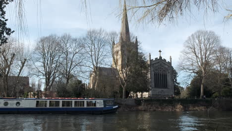 Tourists-on-a-river-boat-on-the-river-Avon,-Stratford-upon-Avon,-England