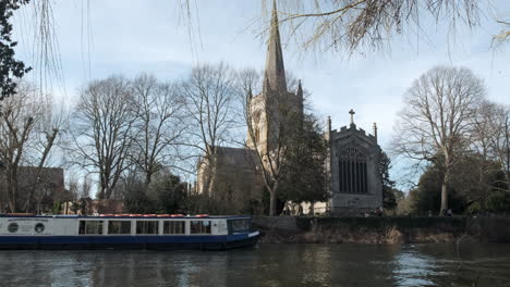 Turistas-En-Un-Barco-Fluvial-En-El-Río-Avon,-Stratford-Upon-Avon,-Inglaterra