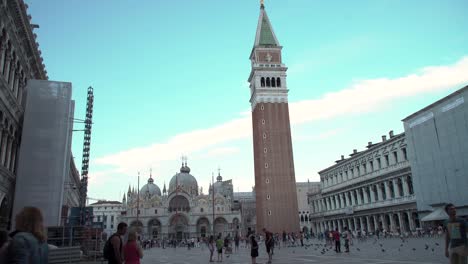 People-and-pigeon's-fill-St-Mark's-Square-in-busy---beautiful-Venice,-Italy