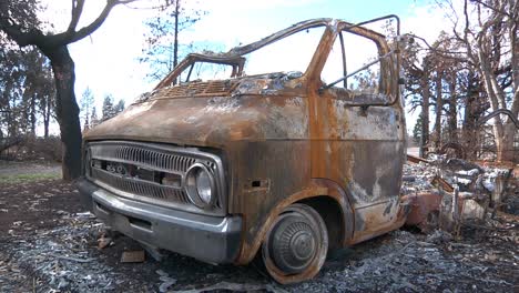 Lagerfeuer,-Zerstörung,-Verbranntes-Auto,-Keine-Reifen