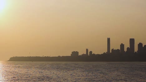 Wunderschöner-Blick-Auf-Die-Insel-Vom-Mumbai-Marine-Drive-Aus.-Silhouette-I-Inselsilhouette,-Full-HD-Stockvideo-Ansehen