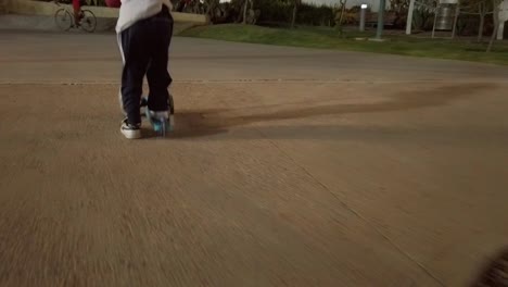 Niño-Pequeño-Jugando-Con-Su-Scooter-En-El-Parque