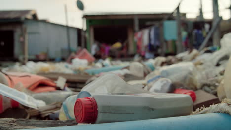 Verschmutzung-Durch-Plastikflaschen-Vor-Einem-Haus-In-Einem-Schwimmenden-Dorf-In-Kambodscha
