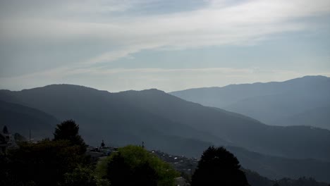 Timelapse-De-4k-De-Nubes-De-Lluvia-Moviéndose-En-La-Cordillera-De-Singalila-En-Darjeeling