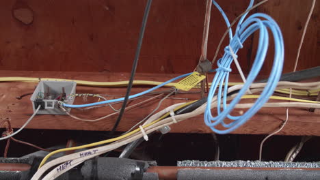 Los-Cables-Eléctricos-Y-Las-Tuberías-Que-Recorren-El-Techo-Del-Sótano-Se-Deslizan-Hacia-La-Derecha