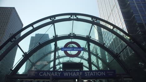 Tiro-De-ángulo-Bajo-En-Cámara-Lenta-Con-El-Movimiento-De-La-Entrada-Subterránea-En-Canary-Wharf,-Londres