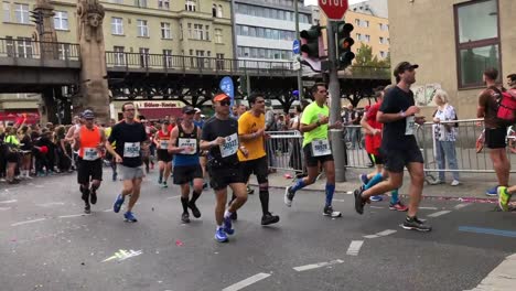 Die-Läufer-Des-Berlin-Marathons-2018-Werden-Entlang-Der-Strecke-Von-Den-Zuschauern-Angefeuert