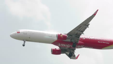 Vietjet-Air-Airbus-A321-211-Vn-a685-Acercándose-Antes-De-Aterrizar-En-El-Aeropuerto-De-Suvarnabhumi-En-Bangkok-En-Tailandia