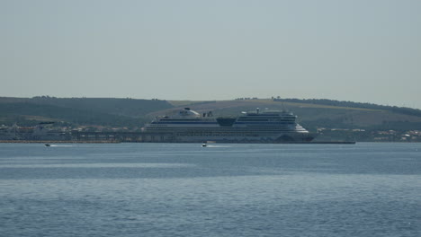 El-Barco-Aida-Está-En-El-Puerto-De-Zadar-Esperando-La-División-De-Dirección-De-Salida