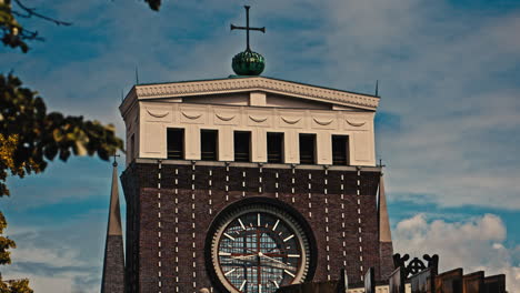 Prag,-Tschechische-Republik-16.-Juni-2019---Platz-Jiriho-Z-Podebrad-Bei-Sonnigem-Tag-Und-Warmem-Licht-Mit-Wolken-Im-Hintergrund