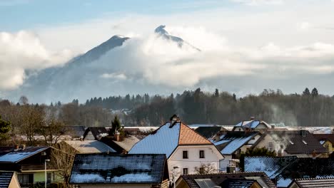 Zeitraffer-Eines-Berges-Mit-Aufsteigenden-Wolken-Und-Blick-Auf-Das-Dorf-Radovljica-In-Slowenien