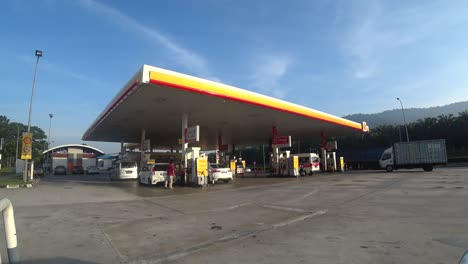 Shell-petrol-station-at-night