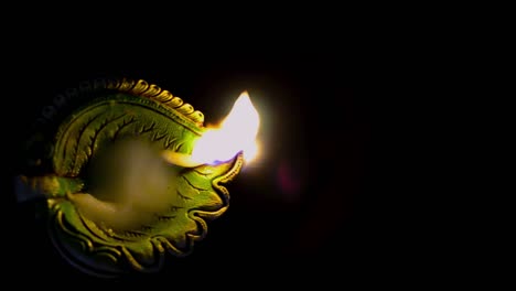 Dekorative-Irdene-Lampe,-Die-Nachts-Am-Heiligabend-Oder-Am-Diwali-Vorabend-Von-Oben-Beleuchtet-Wird