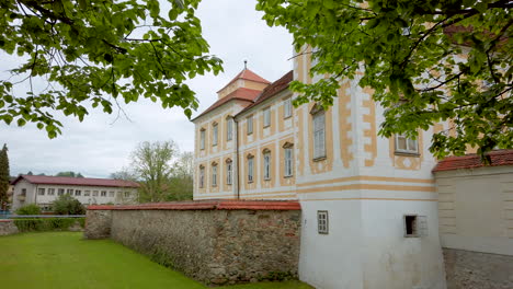 Renaissance-Barockpalast-In-Einer-Mittelalterlichen-Europäischen-Stadt,-Schloss-In-Slovenska-Bistrica,-Slowenien,-Außenansicht-Mit-Verteidigungsgraben-Und-Steinmauern
