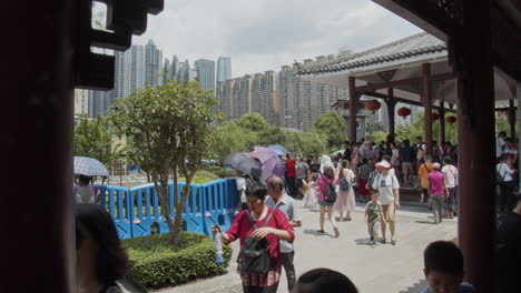 Chinesen-Sehen-Sich-Die-Show-Während-Des-Drachenbootfestivals-In-Der-Innenstadt-Von-Guangzhou,-Guangdong,-China,-An