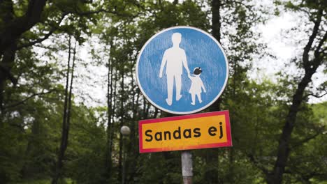 Ein-Schwedisches-Verkehrsschild,-Das-Darauf-Hinweist,-Dass-Die-Straße-Nur-Für-Fußgänger-Bestimmt-Ist-Und-Keine-Autos-Erlaubt-Sind